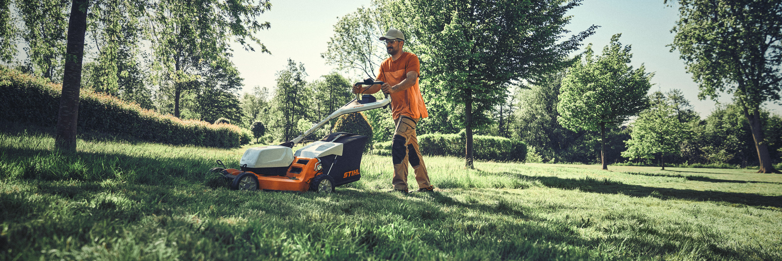  Επαναφορτιζόμενη μηχανή γκαζόν STIHL RMA 756 V - Ένας άνδρας κουρεύει το γκαζόν - Ανοιξιάτικη καμπάνια 2025