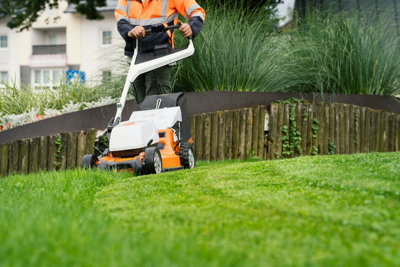 Η χλοοκοπτική μηχανή μπαταρίας STIHL RMA 7 σε πρακτικές δοκιμές