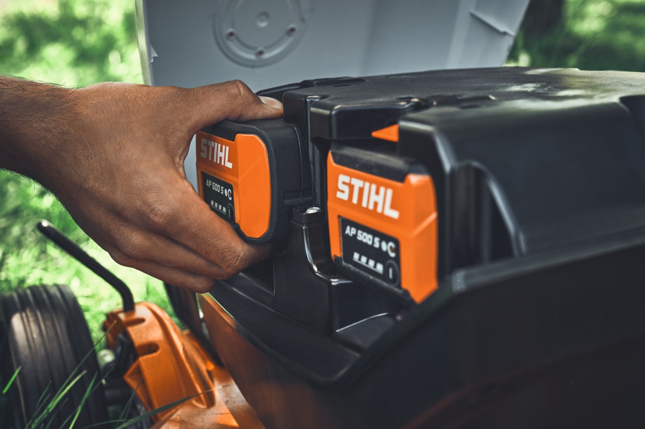 Κοντινό πλάνο των μπαταριών STIHL για επαγγελματικές χλοοκοπτικές μηχανές