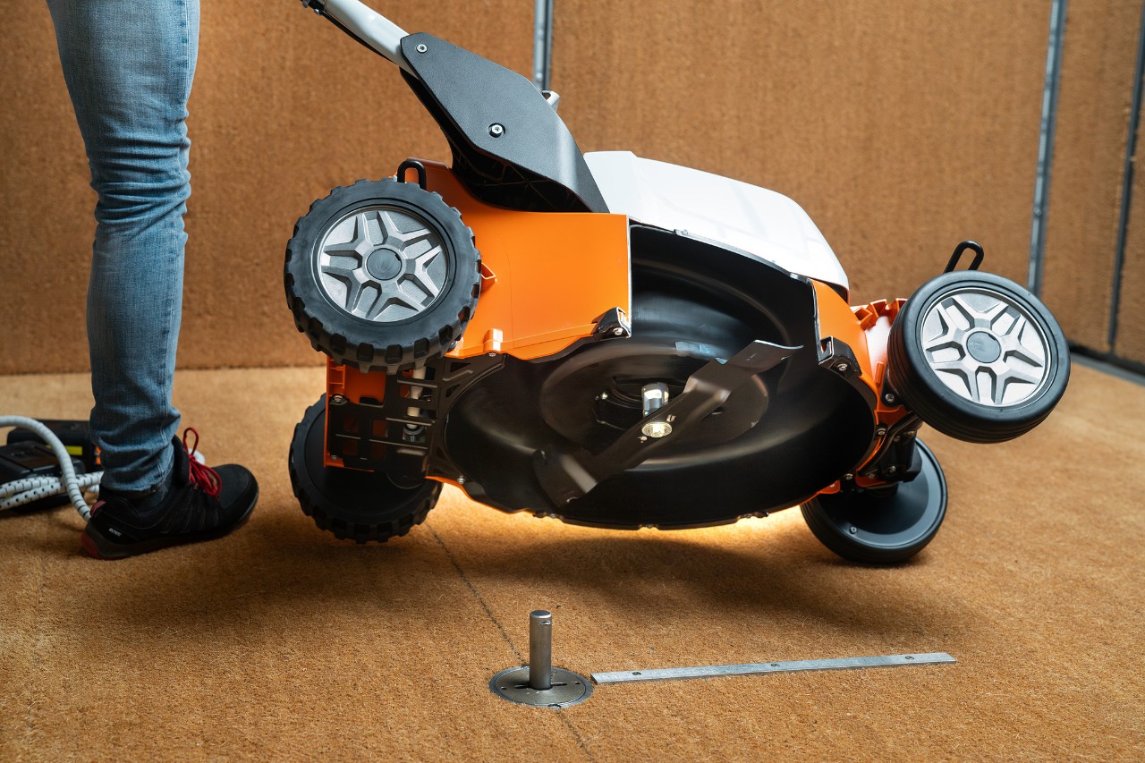Η χλοοκοπτική μηχανή STIHL Pro σε δοκιμές βλήματος και κρούσης