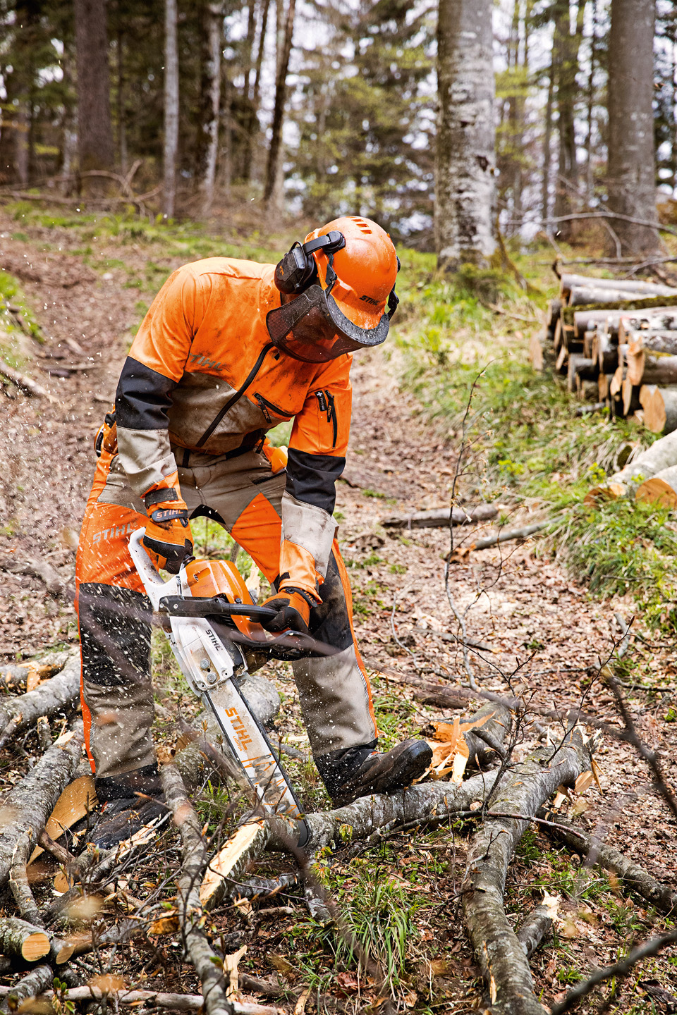Electric, Professional users, Pro, professional, Forestry workers, Forest management, forestry, foresters, Forest, Woods, Jacket, Trousers, DYNAMIC Vent jacket, DYNAMIC Vent trousers, Face/hearing protection, Concept 24 F ear protectors, Helmet set, FUNCTION Basic, Safety glasses, professional, ADVANCE Super Fit, Protective gloves, DYNAMIC Vent protective gloves, Light, Light 04
