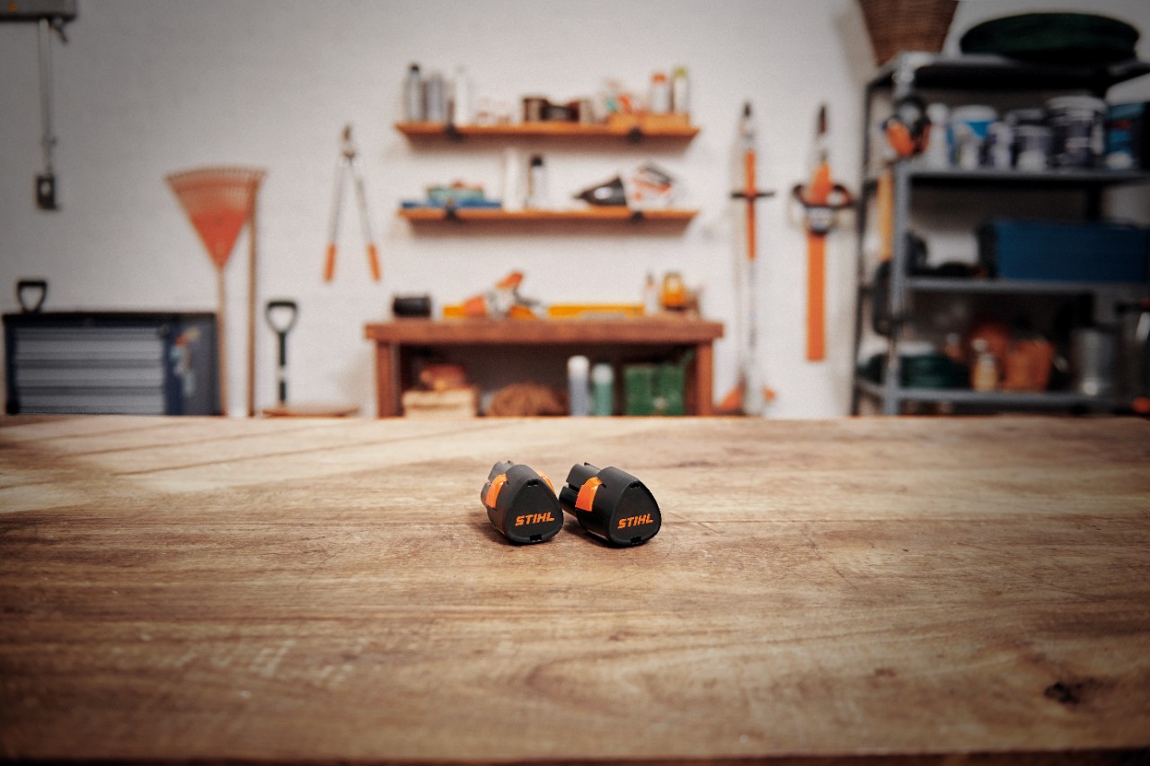 Workshop with a STIHL AK 30 S battery charger on a wooden table 